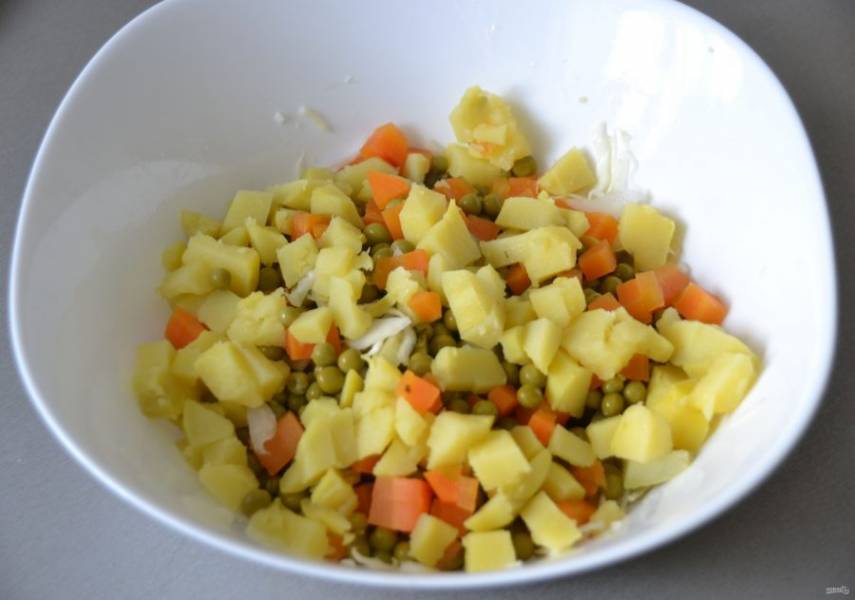 Добавьте порезанные кубиком морковь и картофель.