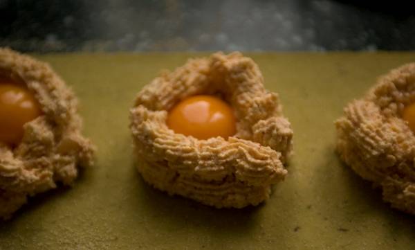 В луночку из начинки выложите яйцо, целиком или только желток.