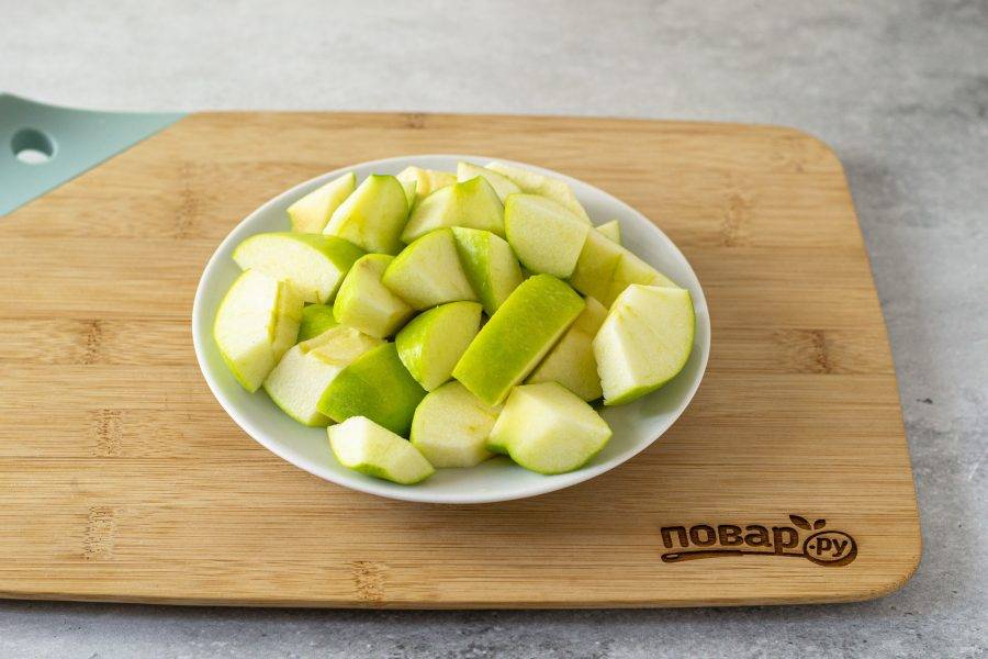 Яблоки помойте, очистите от семян и нарежьте ломтиками среднего размера.