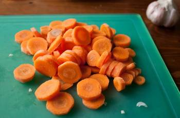 Морковь нарезаем колечками.