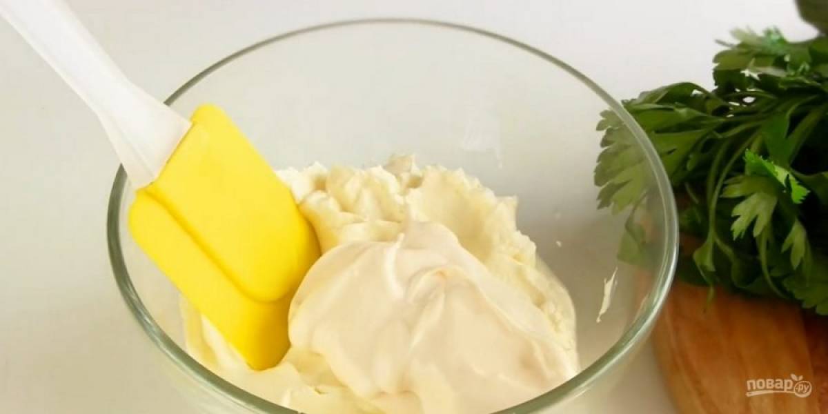 2.  Остудите кабачки. Приготовьте крем: мягкий плавленый сыр смешайте с густой сметаной и рубленой зеленью. Добавьте измельченный чеснок, соль и перец по вкусу.