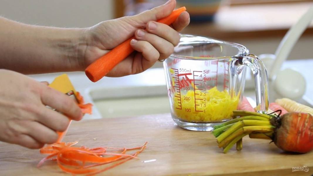 1. Для начала сделайте тесто. Натрите на крупной тёрке морковь, а также свеклу. Идеально, если она будет жёлтого цвета.