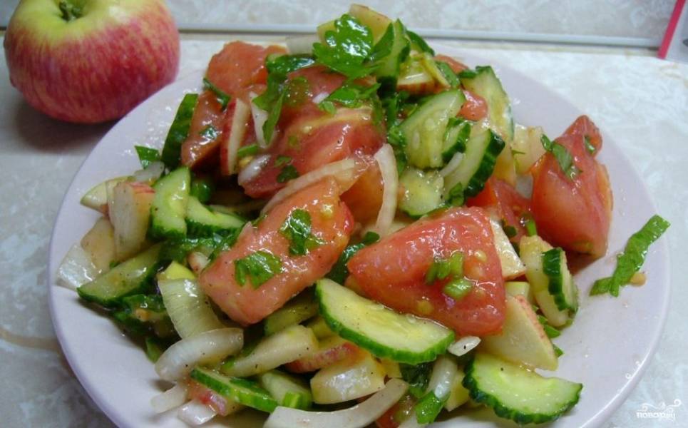 Салат с помидорами и яблоками