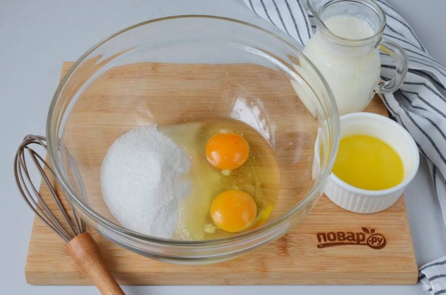 В большой миске соедините сахар и яйца (комнатной температуры), венчиком хорошо взбейте.
