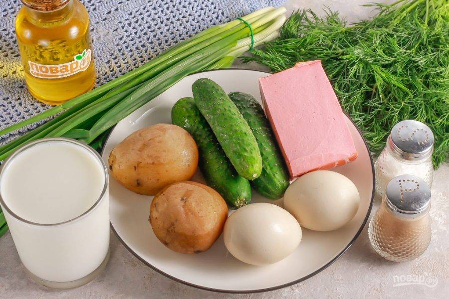 Подготовьте указанные ингредиенты. Заранее отварите картофель и куриные яйца, а затем остудите их в ледяной воде.