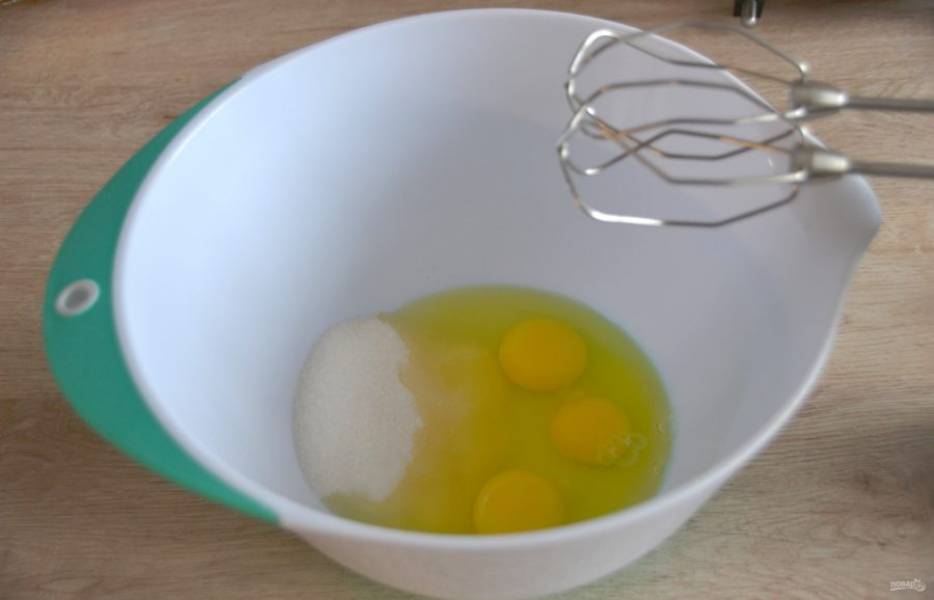 Для приготовления теста на капкейки взбейте яйца с сахаром в пышную пену.