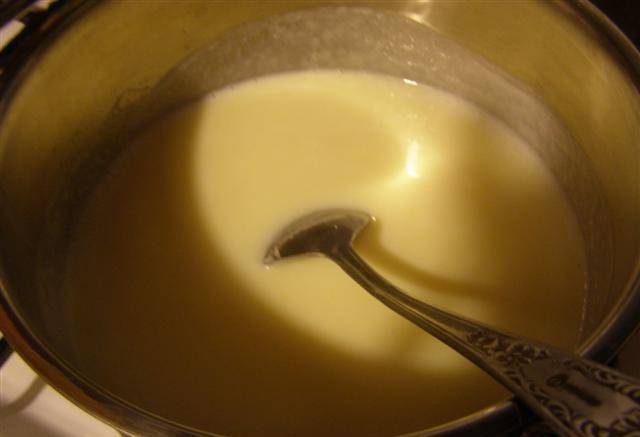 Когда закипит молоко, постепенно введите полученную смесь. Перемешивайте, смесь должна сразу же загустеть.