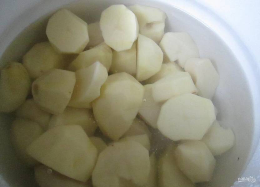 1.	Процесс приготовления до безобразия простой: чищу картошку, мою в холодной воде и разрезаю на половинки (если картофель большой, то еще мельче), перекладываю его в кастрюлю и заливаю водой.