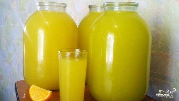 Процедите жидкость через сито и разбавьте её 7 литрами воды. Добавьте сахар и лимонную кислоту. Дайте настояться лимонаду в течение 1 часа, а потом пробуйте!