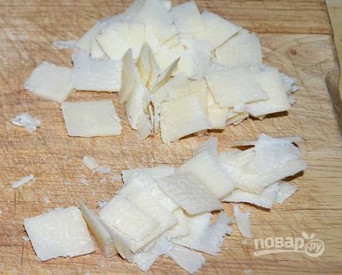 Тонкими ломтиками нарежьте сыр.