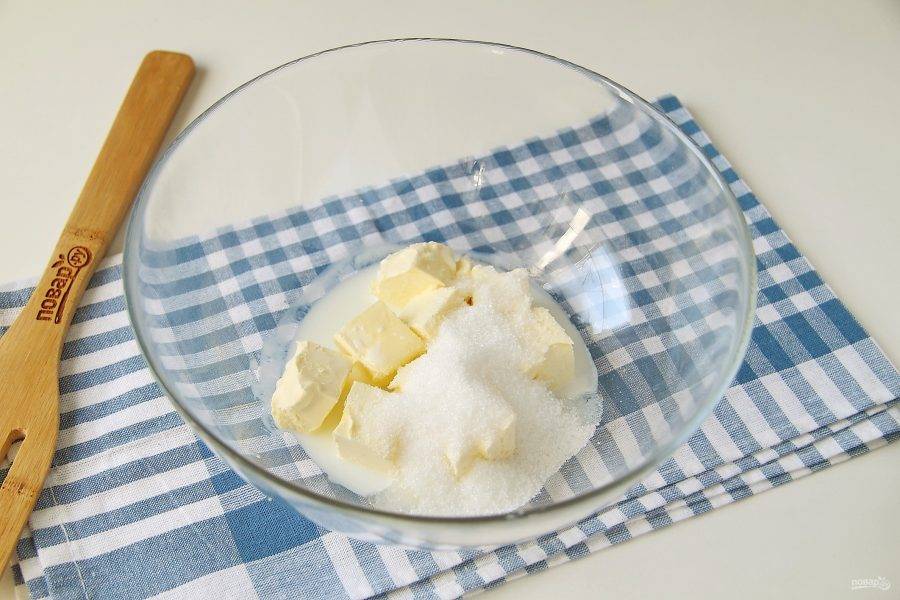 Соедините размягченный маргарин с солью, ванилином, кефиром и 50 грамм сахара.