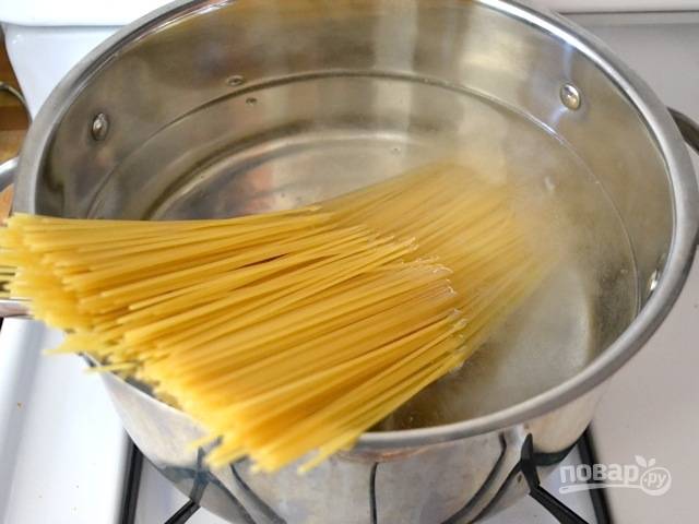 3.	Тем временем в кастрюле отварите спагетти до готовности. Слейте воду, но оставьте около 1 стакана.