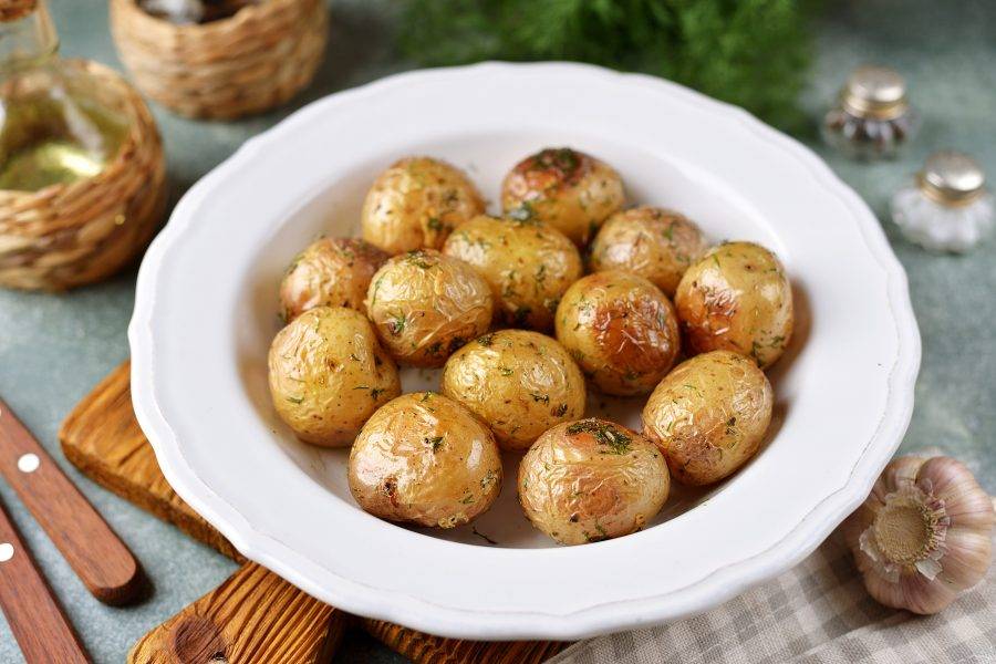 Выложите картошку в глубокую тарелку и подавайте к столу. Она очень вкусная, мягкая и ароматная. Приятного аппетита!