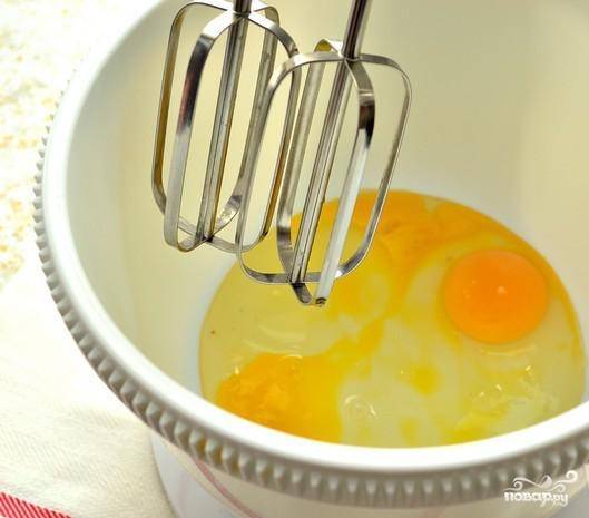 1. Взбиваем яйца до поднятия густой пены. Лучше воспользоваться миксером.