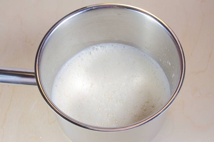 2. Молоко отправить на огонь и довести до кипения. Важно следить за молоком, периодически помешивая, чтобы не образовалась пленочка. В рецепт приготовления мороженого из молока и масла лучше использовать проверенное молоко хорошего качества, ведь от него будет зависеть вкус десерта. 