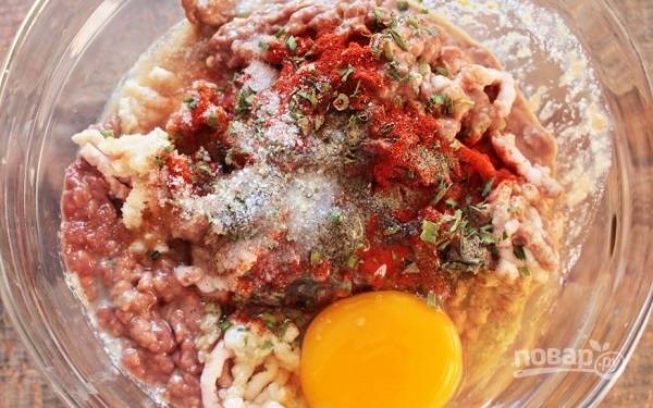 3. Вбейте яйцо, посолите и добавьте специи по вкусу.
