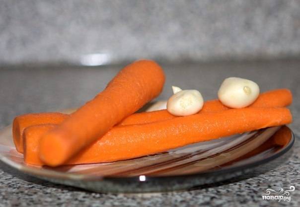 2. Моем и чистим морковь. Можно мелко порезать, но я натираю на крупной терке. Чистим чеснок, разрезаем каждую дольку на 3-4 части.