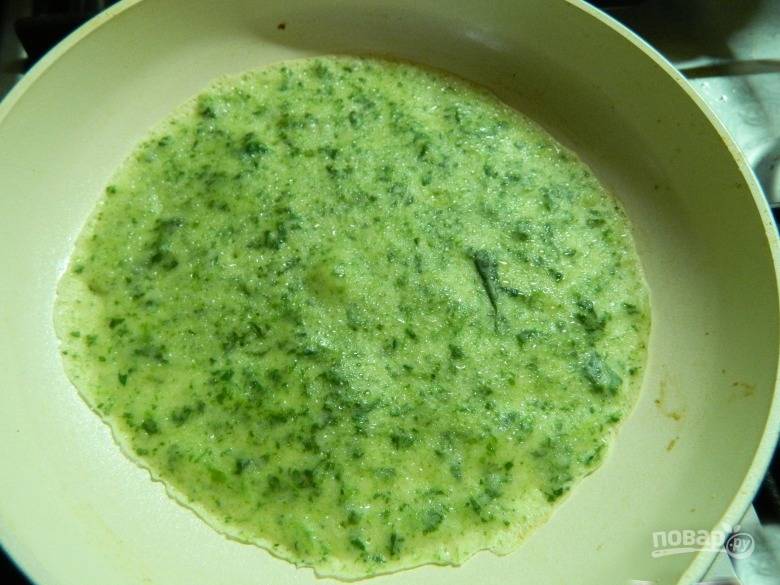 Обжаривайте блинчики с двух сторон на сковороде с маслом.