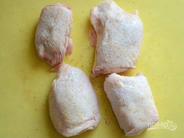 1.	Вымойте бедра, вытрите их салфетками. Посыпьте мясо с двух сторон солью и перцем.