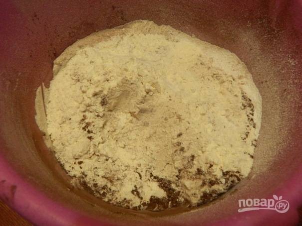 1. В небольшой глубокой миске смешиваем все сухие ингредиенты: просеиваем муку, какао, сахарную пудру, разрыхлитель, соль. 