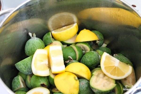 1. Фейхоа и лимон первым делом необходимо промыть и разрезать на небольшие кусочки.