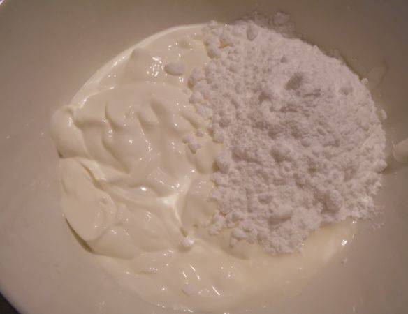 Замачиваем желатин в небольшом количестве холодной воды и, пока он набухает, взбиваем сметану с сахарной пудрой.