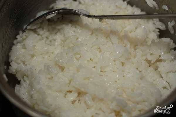 Сварим специальный рис для суши, действуя строго по инструкции на упаковке. В готовый рис добавляем рисовый уксус, соль и сахар. Аккуратно размешиваем.