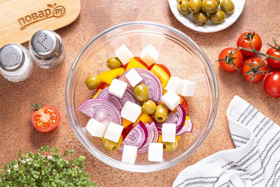 Сыр фета нарежьте кубиками. Оливки разрежьте пополам, если они крупные, а маленькие можно оставить целыми.