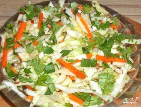 Салат из капусты с морковью и яблоками