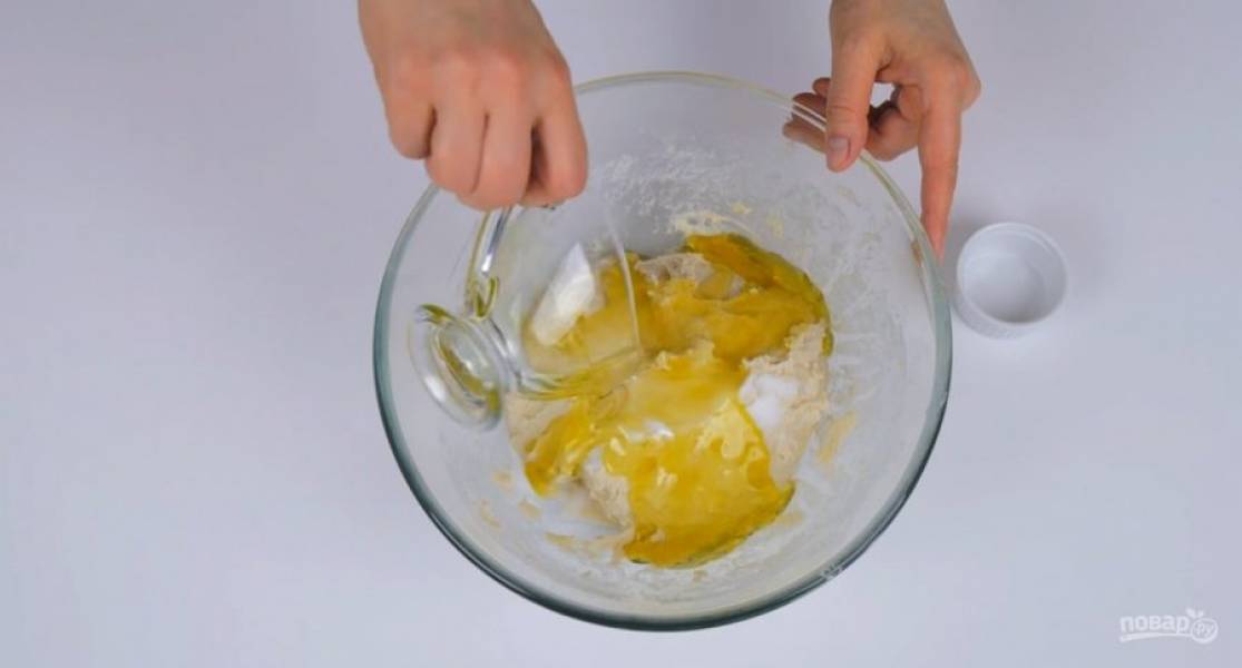 2. Замесите эластичное и слегка липнущее к рукам тесто. Добавьте соль и растительное масло, вымесите тесто в течение 10 минут. Накройте миску пищевой пленкой и оставьте при комнатной температуре на 1 час.
