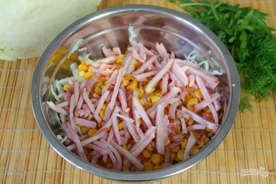Вареную колбасу или ветчину нарезаем тонкими полосками и высыпаем в салат. 