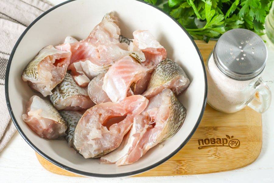 Нарежьте тушки рыбы на порционные кусочки и вырежьте из них хребет. Либо сразу же отфилетируйте тушки — в хе используется только рыбная мякоть.