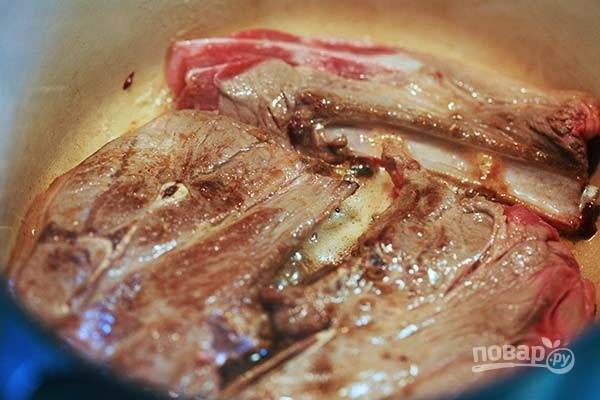 2.	Разогрейте кастрюлю с жиром и выложите мясо в один слой, обжарьте с двух сторон.