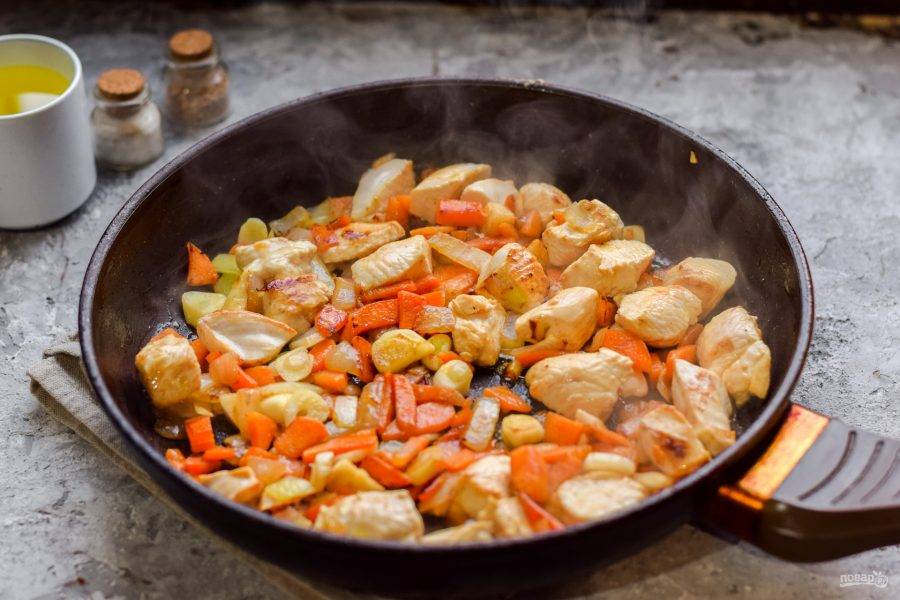 Рис с курицей и овощами на сковороде