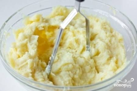Добавьте в картофель яйцо и муку, вымесите однородное картофельное тесто-пюре.