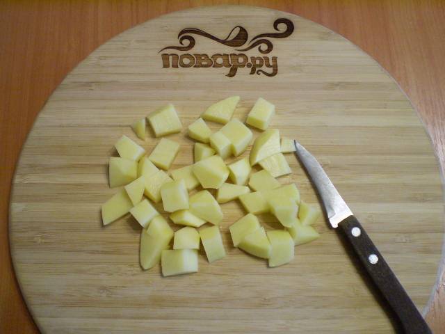 7. Порежьте картофель.