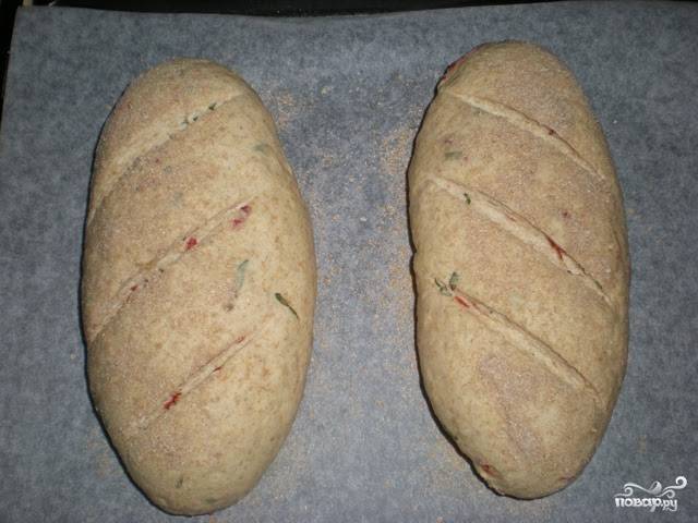 Затем сделайте по три надреза ножом. Разогрейте духовку до 190 градусов и отправьте в нее хлеб. Пускай выпекается 30 минут. 