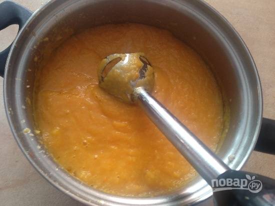 9. С помощью блендера превращаем суп в пюре, регулируем густоту супа, добавляя кипяток. Затем ставим суп на плиту, добавим по вкусу специи( если надо) и доводим до кипения.