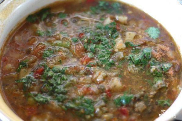 Последними в суп идут соль и рубленная свежая кинза. Суп следует поварить еще около 5-7 минут на слабом огне, затем выключить, накрыть крышкой и дать настояться супу около 5 минут. Готово!