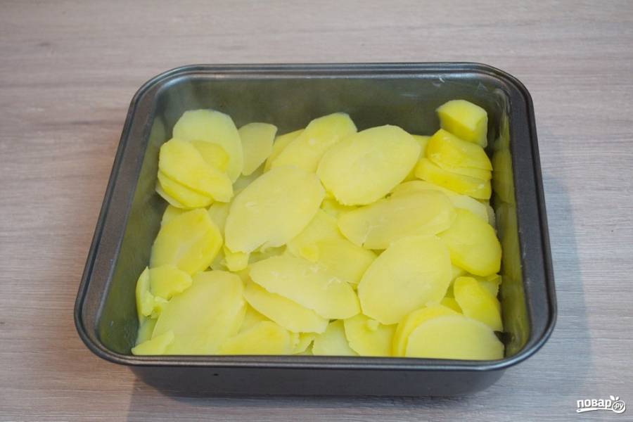 Форму для запекания смажьте сливочным маслом. Выложите в форму картофель.