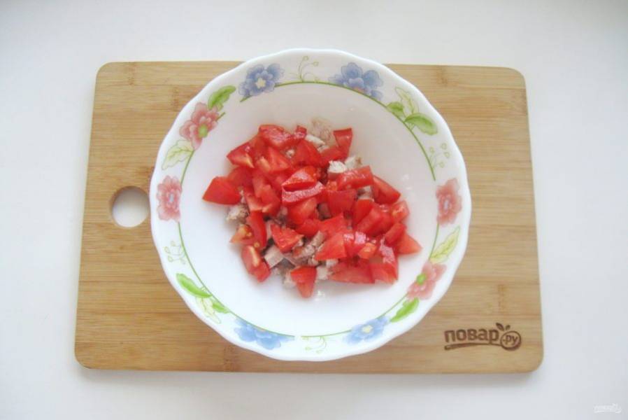 Добавьте нарезанный мелкими кубиками помидор.

