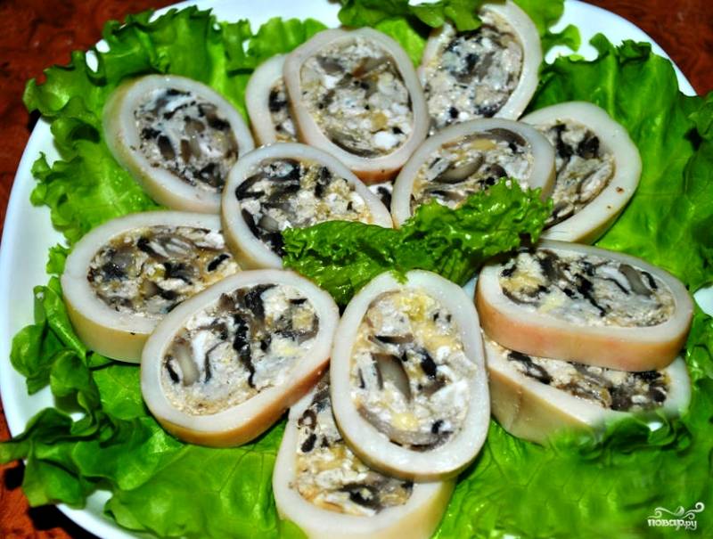 Фаршированные кальмары с грибами и сыром и яйцом в сметане