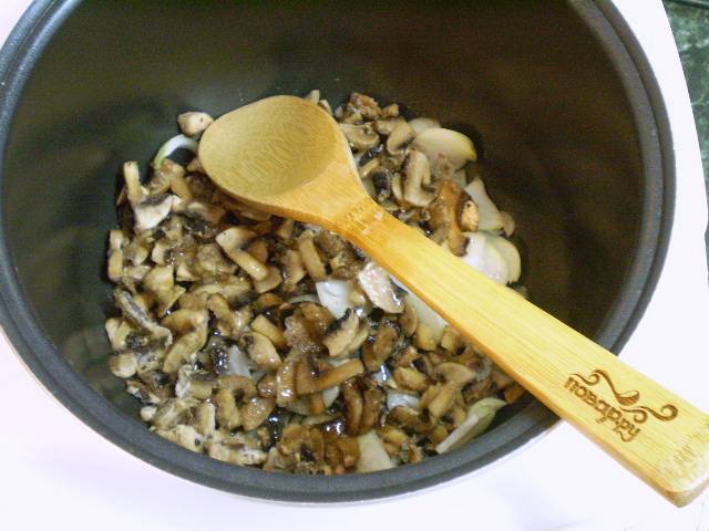 3. В мультиварке на растительном масле обжариваем лук с грибами 10 минут.