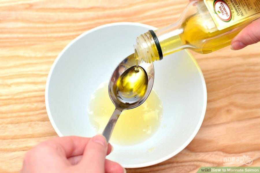 К соку лимона добавьте оливковое масло.