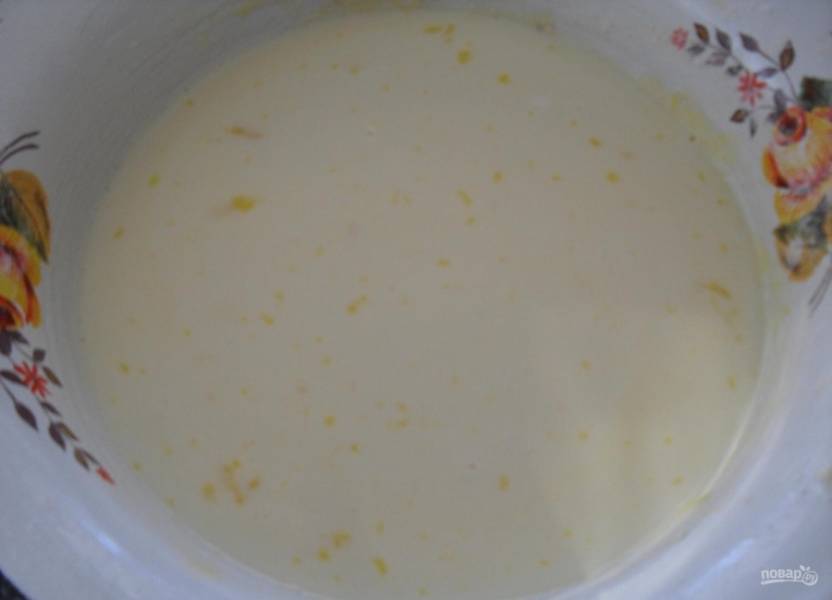 2.	В миску вбиваю яйца, вливаю молоко, добавляю соль и разрыхлитель, перемешиваю венчиком или миксером.
