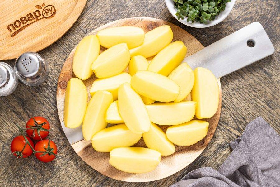 Нарежьте картофель дольками.