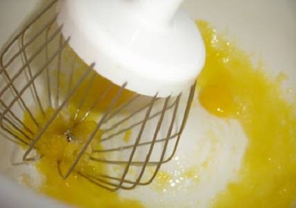 2. Соедините и разотрите желтки с сахаром. При желании можно добавить щепотку ванилина. 