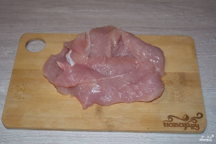 Куриное филе нарезаем на пластины. Каждую пласнину отбиваем молоточком для мяса. Бейте не очень сильно, чтобы мясо не порвалось. Посолите и поперчите.