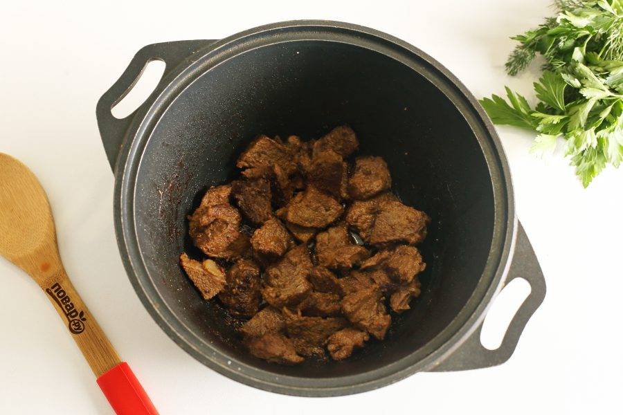 Обжарьте мясо до легкой румяной корочки с добавлением соли и специй.