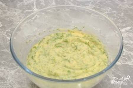 3.	Зелень (можно взять любую) хорошо вымойте, просушите и мелко нашинкуйте ножом. Вмешайте ее в картофельную массу, добавив соль и перец по вкусу.